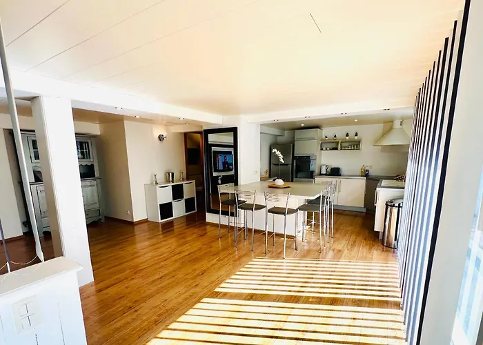 House In The Quiet Center ! *